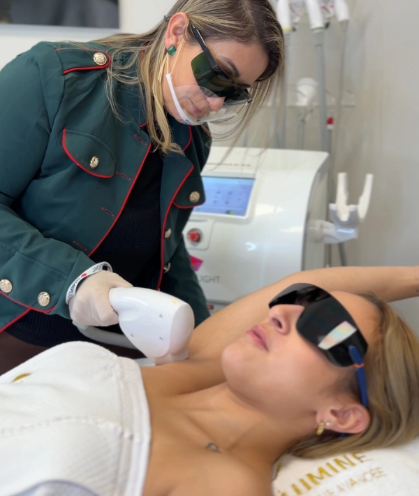 Traitement d'épilation laser à la clinique médico-esthétique Dermalumine à La Prairie